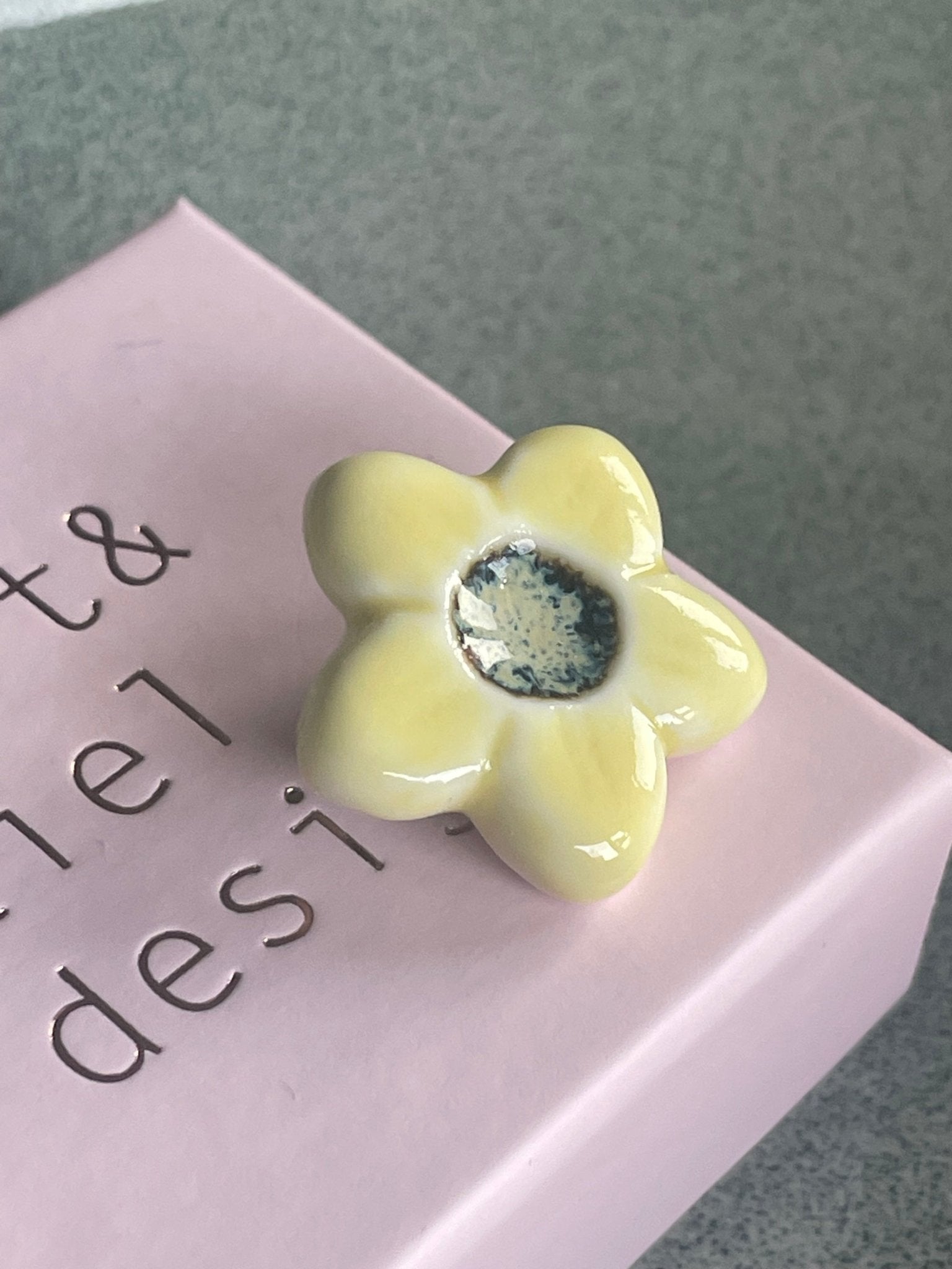 Bloem geel bruin hartje - hart&ziel design