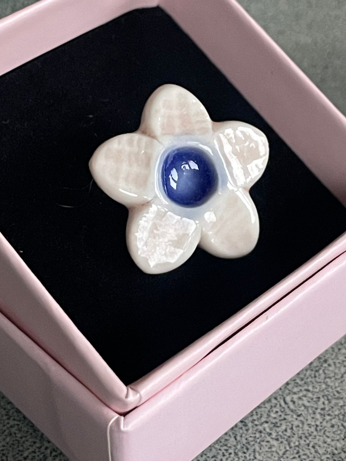 Bloem lichtroze met blauw hartje 01 - hart&ziel design