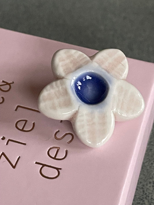 Bloem lichtroze met blauw hartje 01 - hart&ziel design