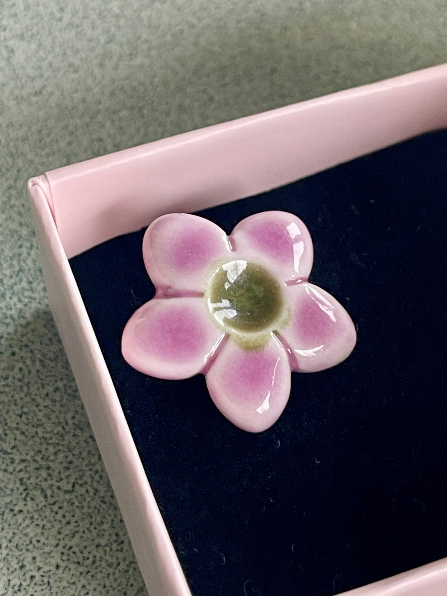 Bloem lila met groen hartje - hart&ziel design