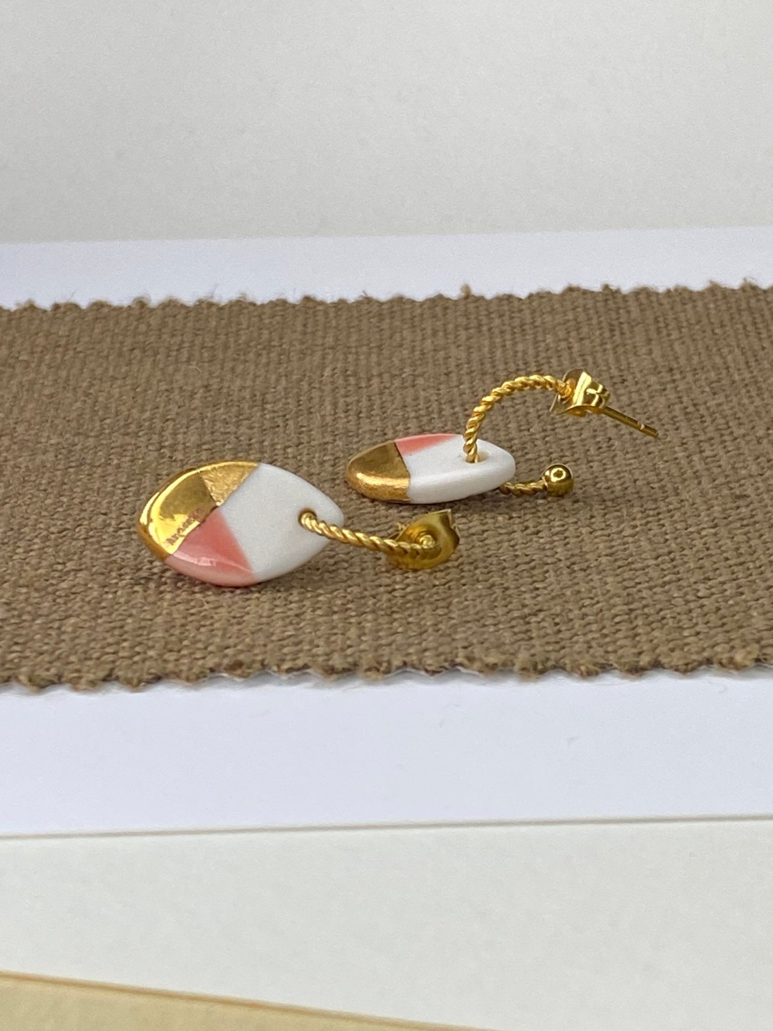 Oorsteker gedraaid Fonkel Pink/goud - hart&ziel design