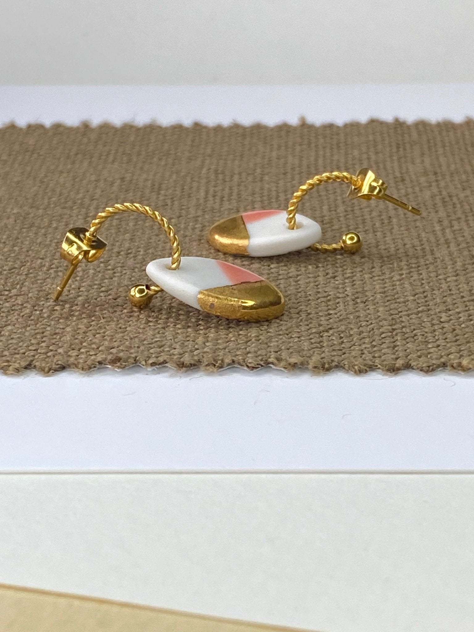 Oorsteker gedraaid Fonkel Pink/goud - hart&ziel design