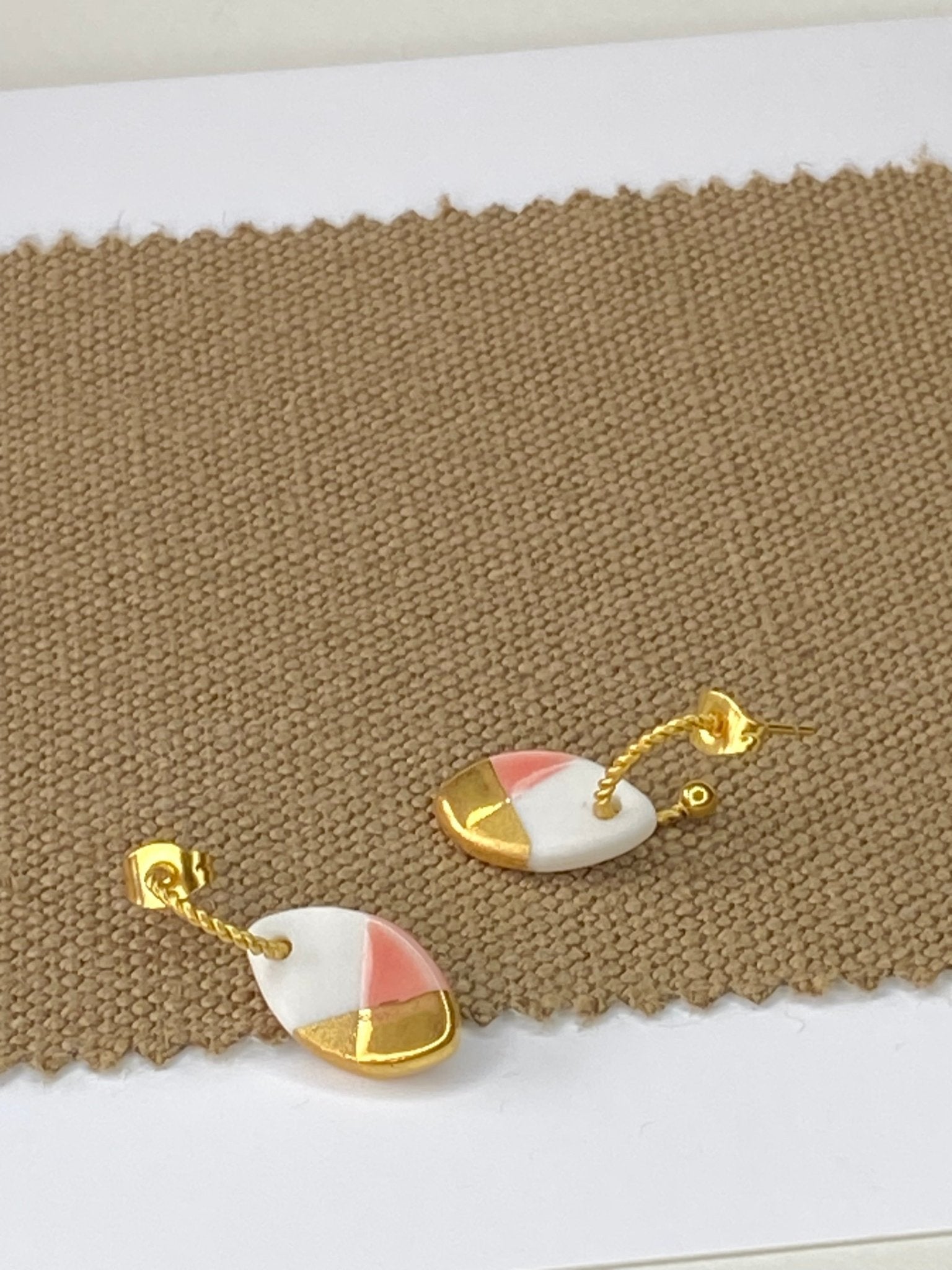 Oorsteker gedraaid Fonkel Pink/goud - hart&ziel design